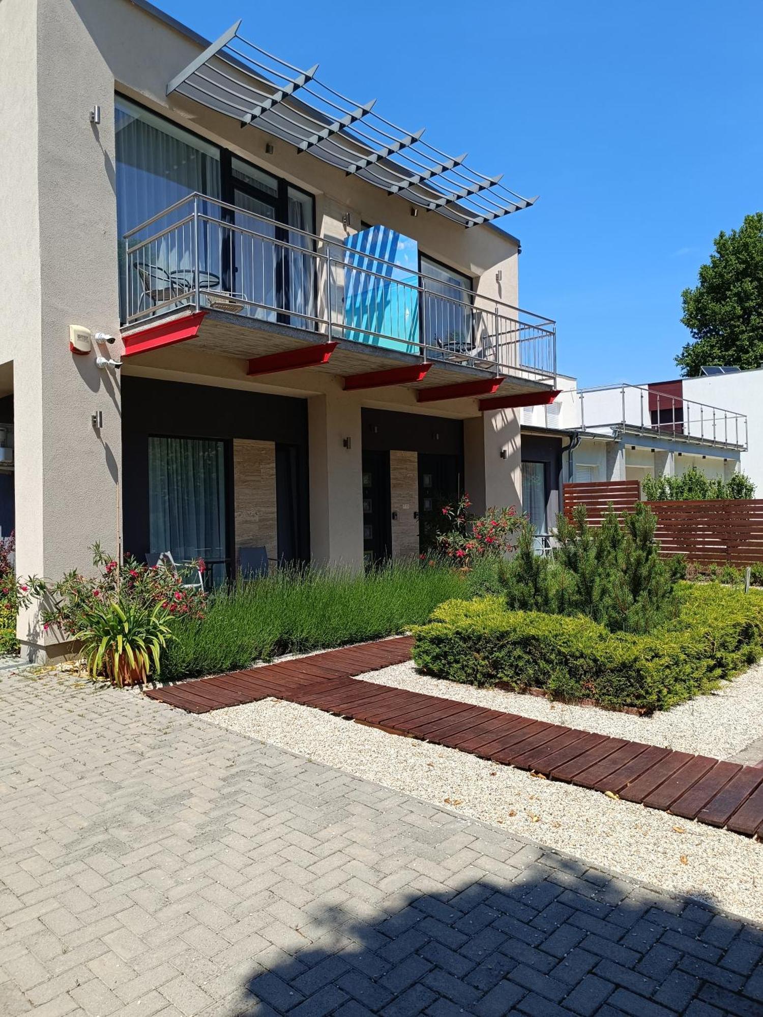 Ujhely Apartmanhaz Siófok Zewnętrze zdjęcie